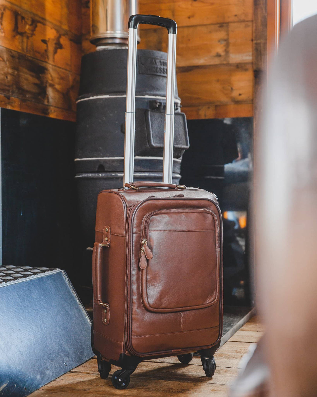 Nordvek trolley suitcase in room with wooden floor in front of fire tan 101-100