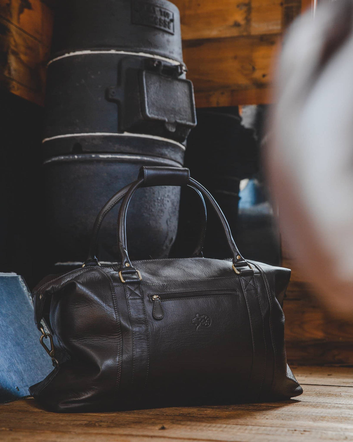 Nordvek holdall in room with wooden floor black in front of fire 202-100