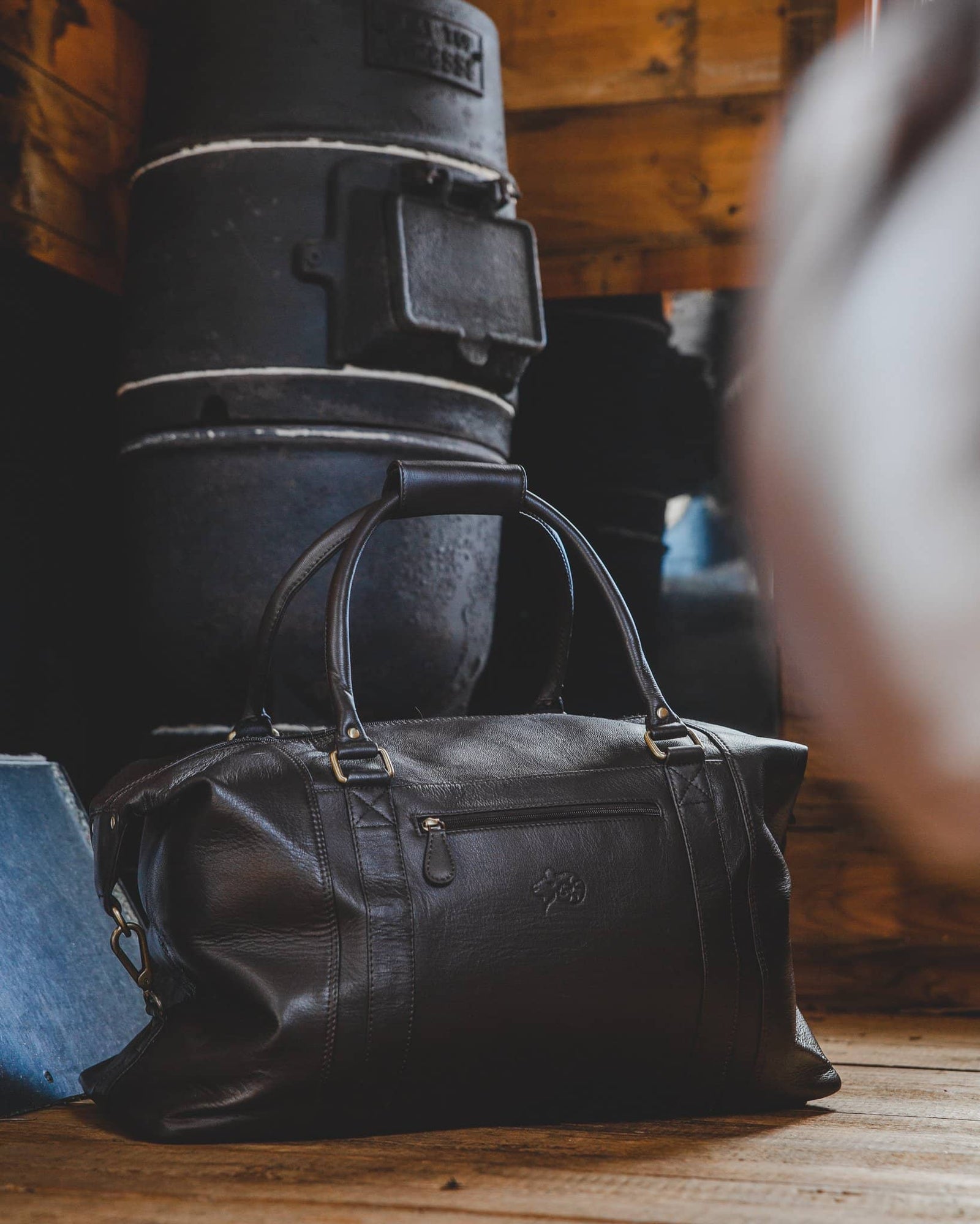 Nordvek holdall in room with wooden floor black in front of fire 202-100