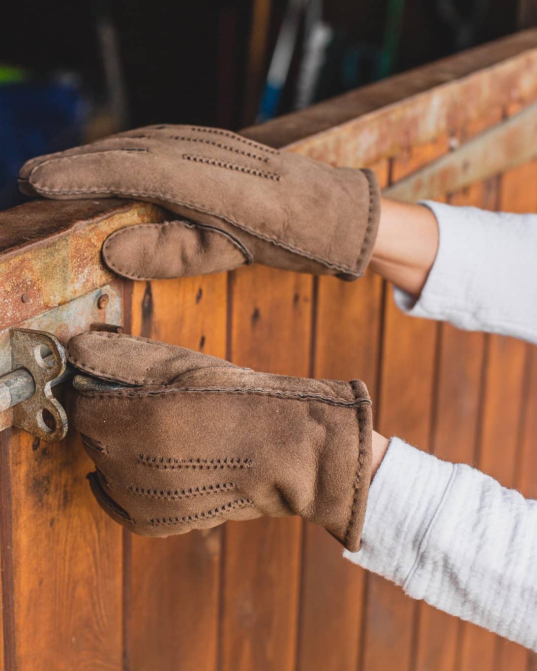 Nordvek Womens sheepskin gloves 305-100 brown closing stable wooden doors