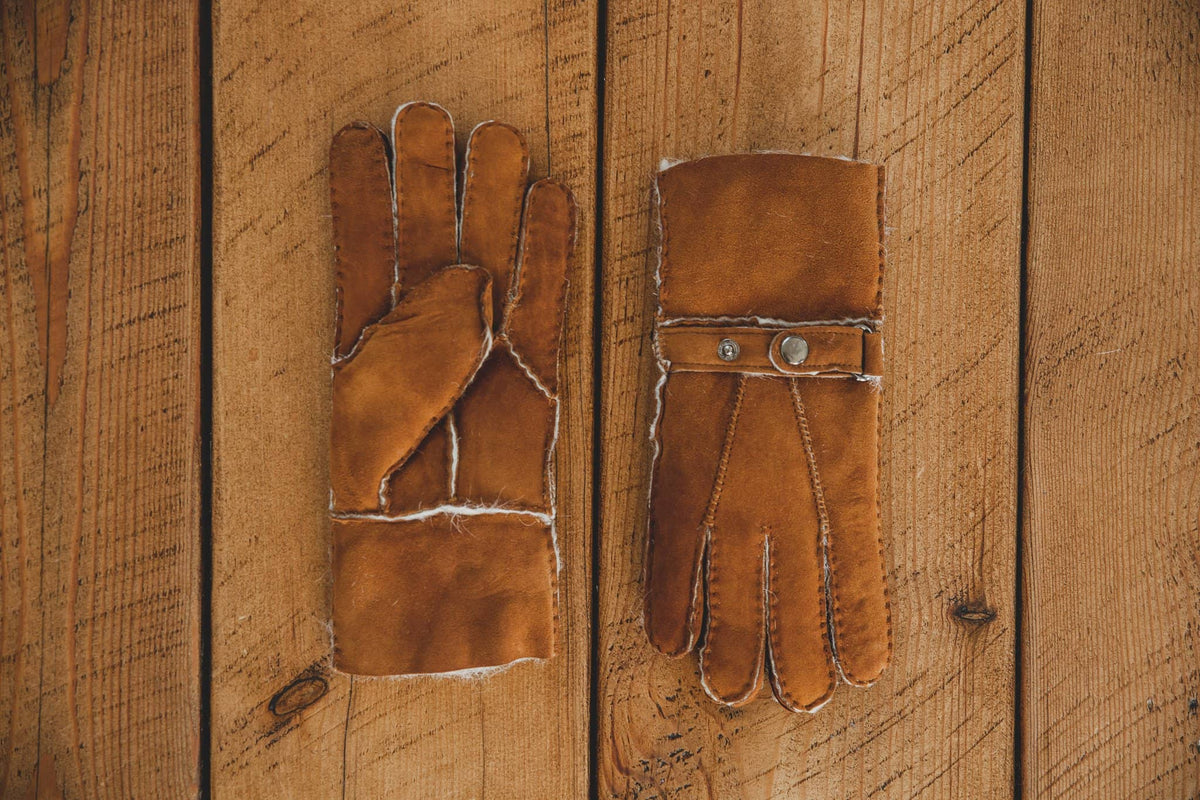 Nordvek Mens 307-100 sheepskin chestnut gloves on wooden background