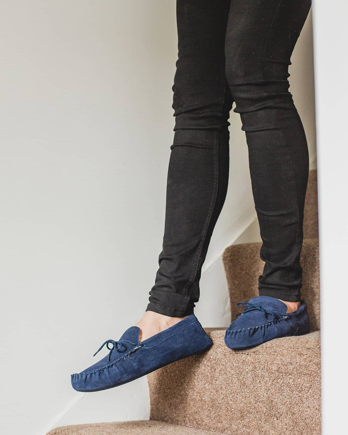 Nordvek mens moccasins soft sole  423-100 navy walking down stairs