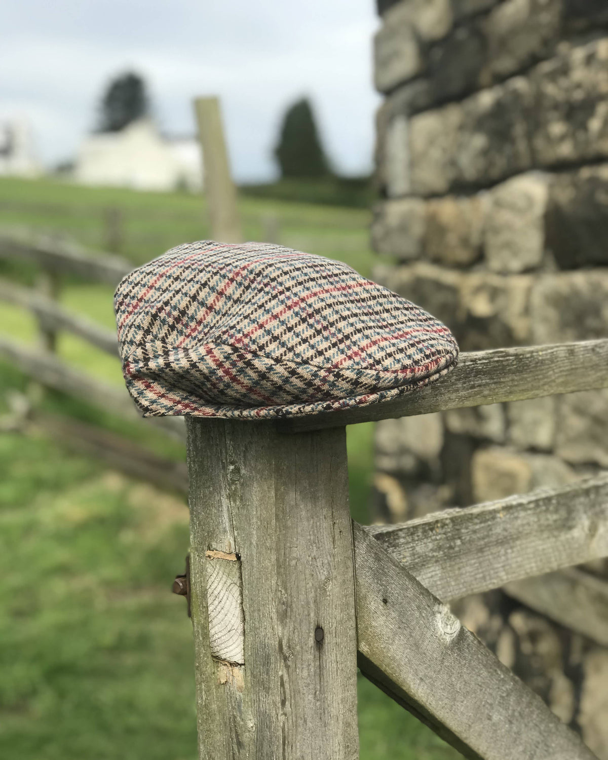 Nordvek mens tweed flat cap 521-100 beige and red on fence