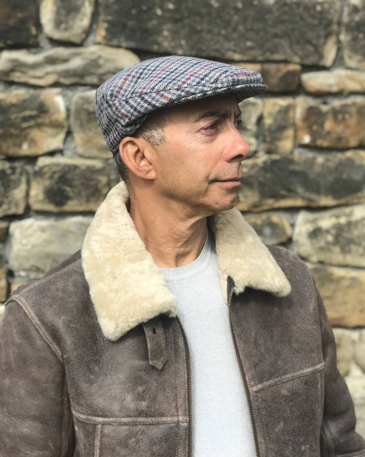 Nordvek mens tweed flat cap 521-100 blue and red on model