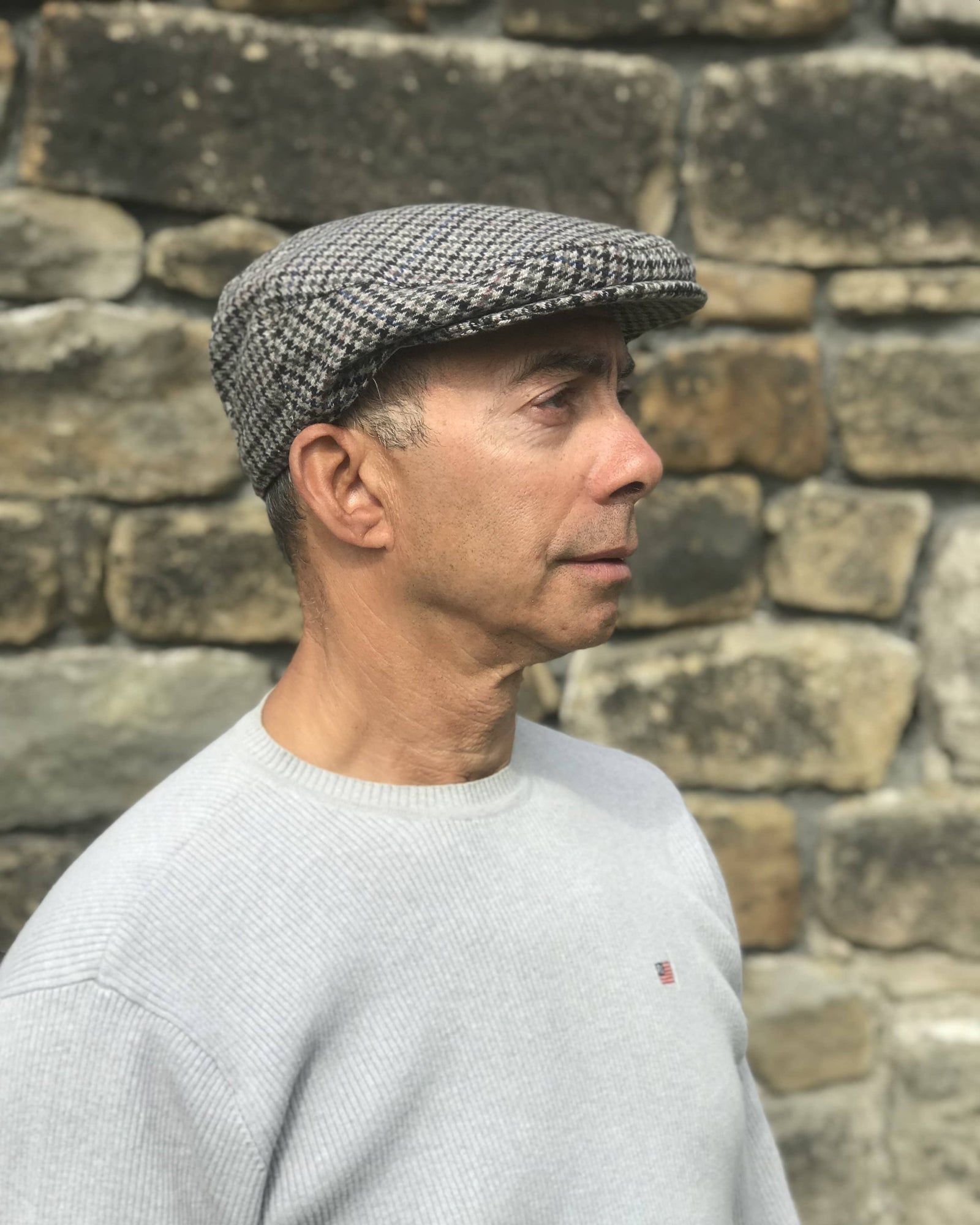 Nordvek mens tweed flat cap 521-100 - grey and black on model