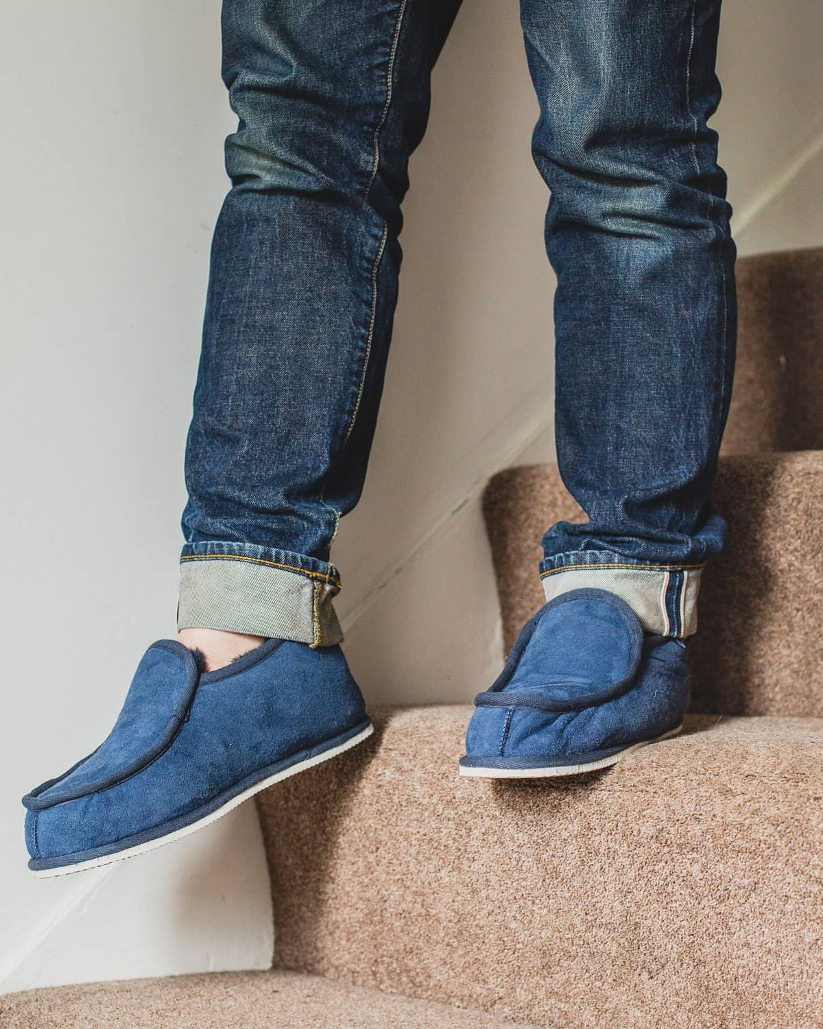 Shepherd Mens sheepskin slippers ARNE Navy Model walking downstairs